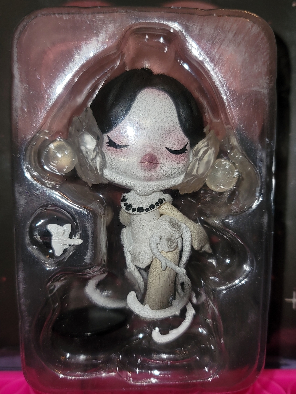 NWT-SKNLXPAUDA The Valentine's Day Figurine - Black, White, Pink - Picture 4 of 6